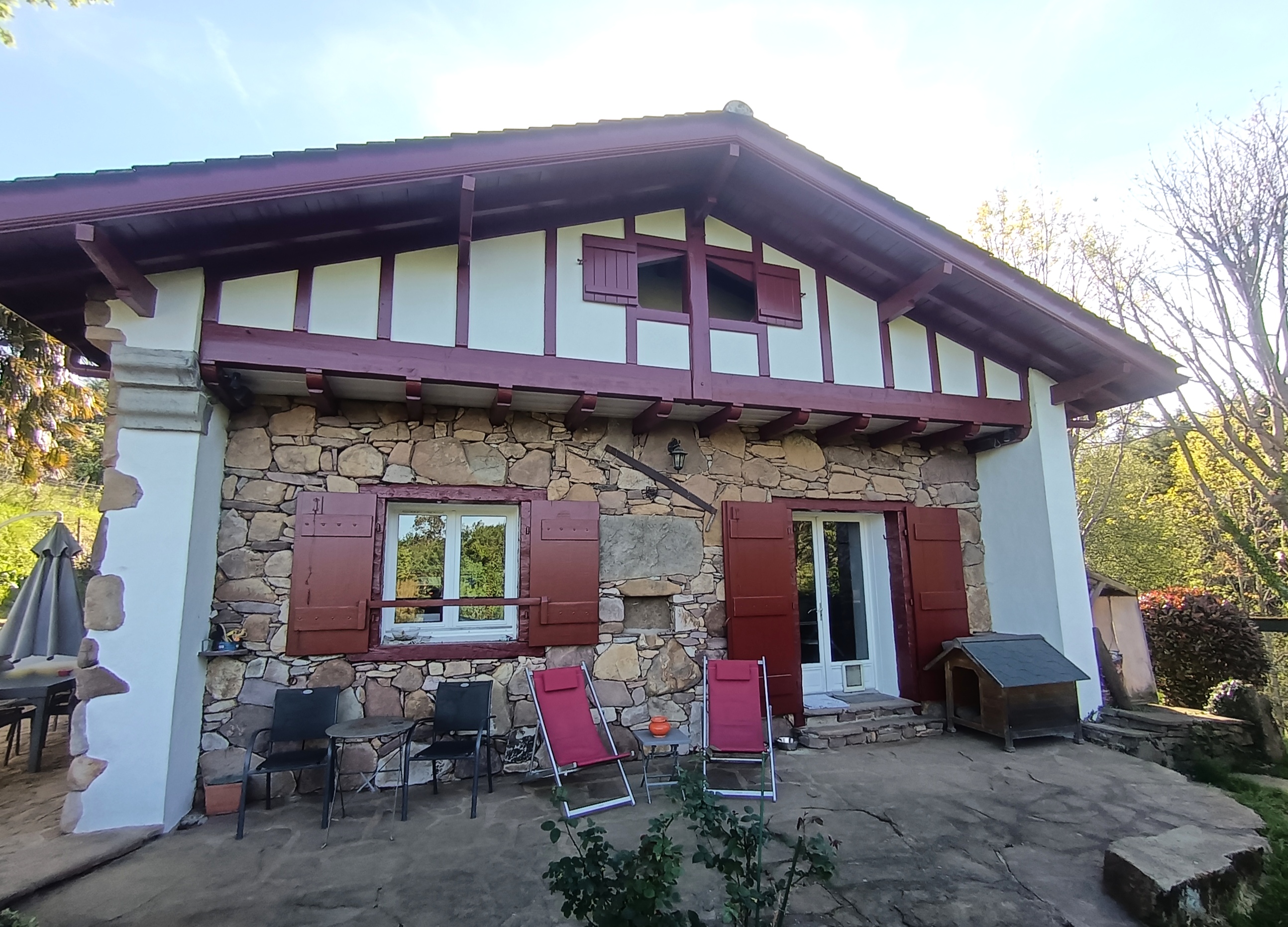 MAISON DE CHARME AVEC REVENUS LOCATIFS À ASCAIN - AU PIED DE LA RHUNE